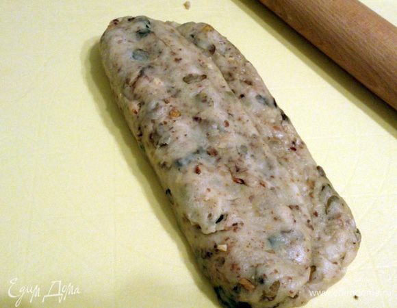 Теперь завернуть большую сторону. Таким образов сформовать все штоллены. Здесь еще один совет от автора — стряхнуть сверху весь вылезший наружу изюм и положить его в серединку. Так он не сгорит при выпечке.