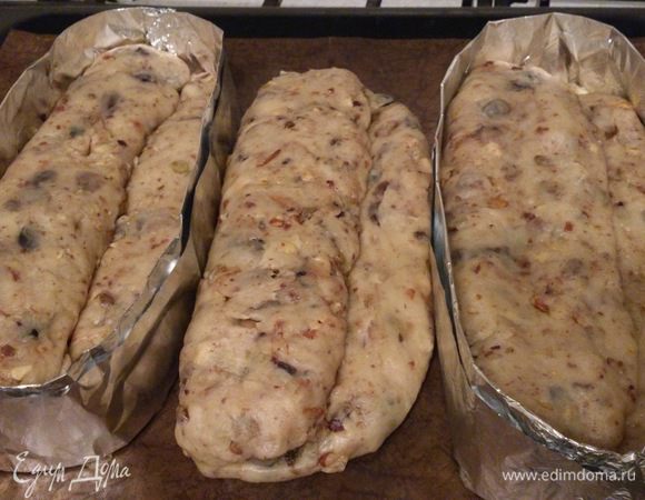 Застелить противень пергаментом. Выложить штоллены, чтобы во время выпечки они не растеклись можно сделать бортики из фольги. Накрыть полотенцем и поставить на ночь в холодильник. Я выносила на балкон.