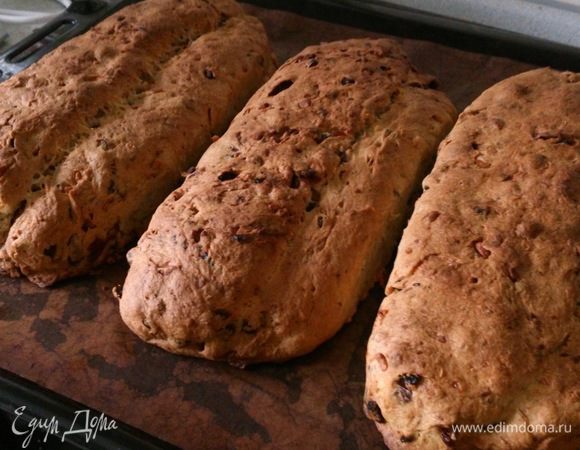 На следующий день разогреть духовку до 220°C и выпекать 10 минут. Затем уменьшить до 170°C и выпекать еще 35 минут.