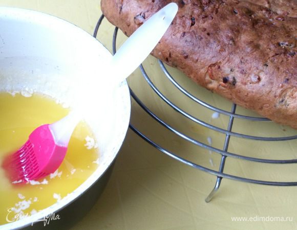 Теперь нужно сделать на штолленах глазурь. Для этого горячие штоллены наколоть деревянной шпажкой, обильно смазать со всех сторон растопленным сливочным маслом и обсыпать сахаром.