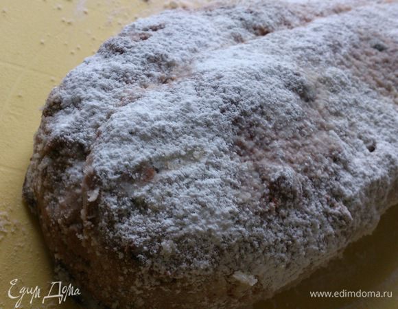 Затем еще раз смазать маслом и обсыпать сахарной пудрой.