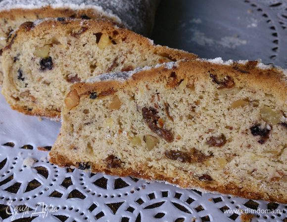 Как уже писала, я попробовала штоллен на следующий день. И не раздумывая испекла вторую партию. Нежный сливочный вкус, рассыпчатый и ароматный. Могу только представить, какой он будет после выдержки! Очень рекомендую!