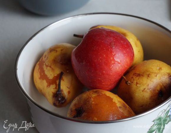 Берем 4 спелых, не очень крупных груши, 1 сочное яблоко.