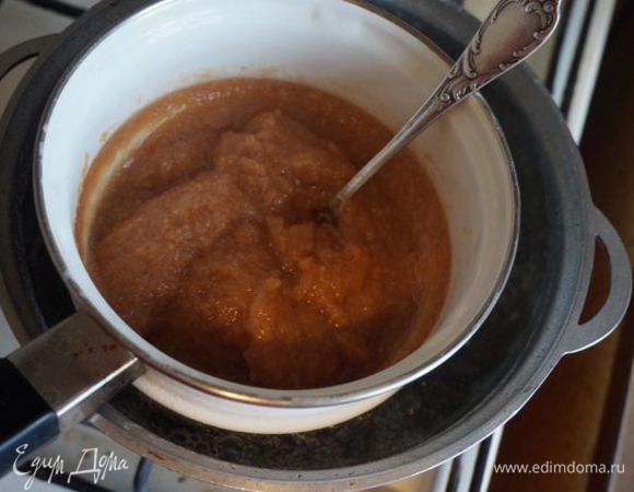 Ставим на водяную баню, нагреваем при постоянном помешивании до полного растворения желатина. Я измерила кулинарным градусником - 75"С, занял этот процесс около 10-12 минут.