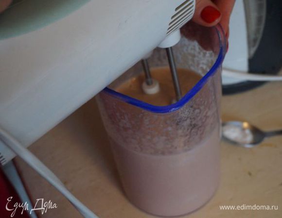 Отставляем ковш с огня, взбиваем миксером фруктовую массу на высоких оборотах 7 минут.