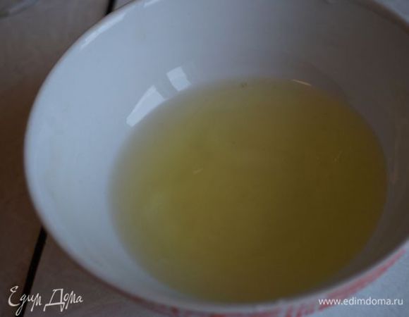 К этому моменту пюре остынет и побелеет, теперь вливаем белок и добавляем щепотку соды.