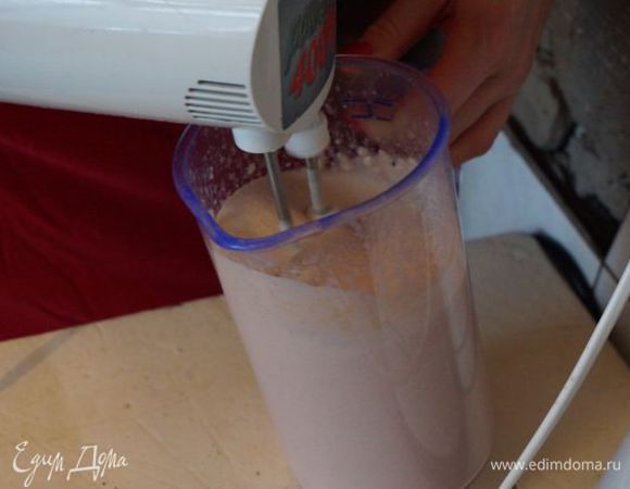 Продолжаем взбивать мусс до пышного белого состояния.