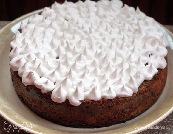 Можно украсить остывший пирог сахарной пудрой, белковой глазурью, фруктами или взбитыми сливками - по желанию. Приятного аппетита!