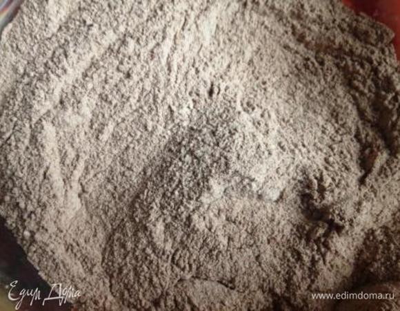 В большую миску всыпать все сыпучие ингредиенты, перемешать.