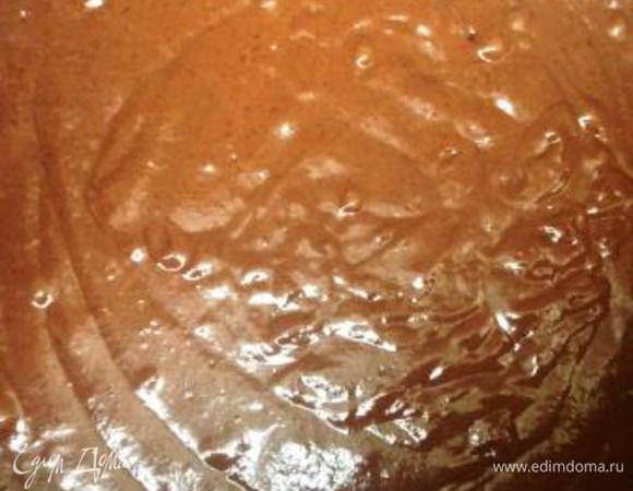 Влить уксус, воду, растительное масло. Хорошо перемешать.
Вылить тесто в смазанную маслом разъемную форму и выпекать при 200 гр. 30-40 мин.