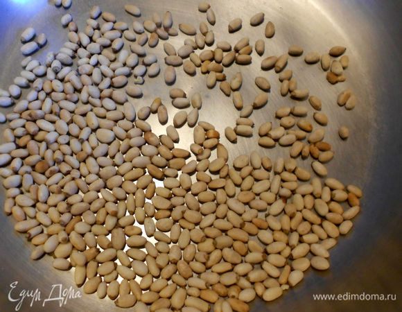 Приготовить сначала начинку.
На сухой сковороде слегка подсушить орехи и переложить их в миску. Не советую использовать миндаль, он больше для выпечки или рыбы подходит. 

