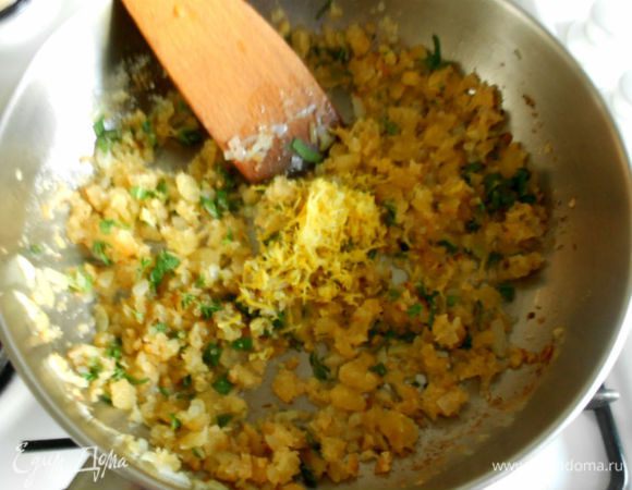 В сковороде растопить сливочное масло, добавить лук и пассеровать до мягкости. Добавить хлебные крошки, а когда они впитают масло, всыпать зелень и цедру. Обжаривать крошки до золотистого цвета и хруста. 