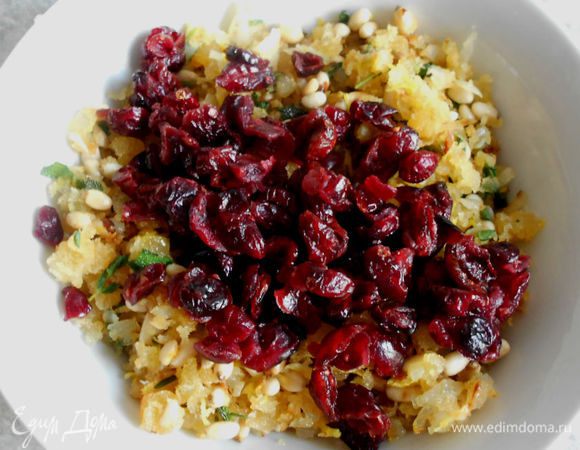 Снять сковороду с огня, остудить начинку и затем добавить орехи и вяленую клюкву.