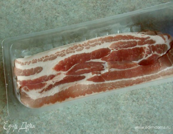 
Если полоски бекона широкие, то их следует разрезать вдоль пополам. 