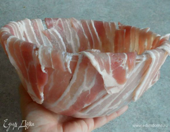 Излишки на краях формы не обрезать, пусть они свисают.