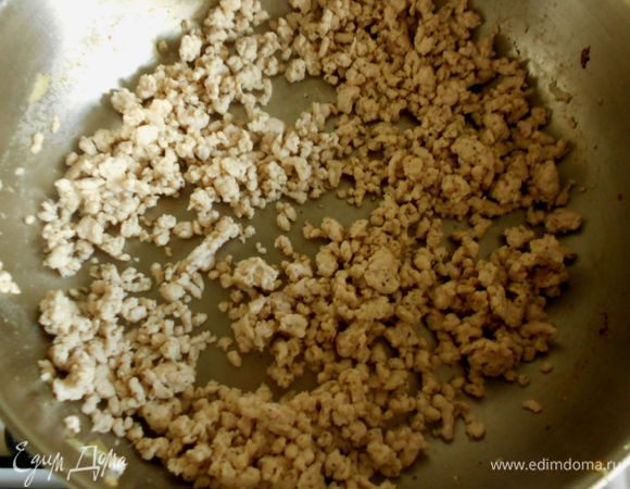 Пропустить через мясорубку. Быстро обжарить фарш на сковороде до побеления, остудить.