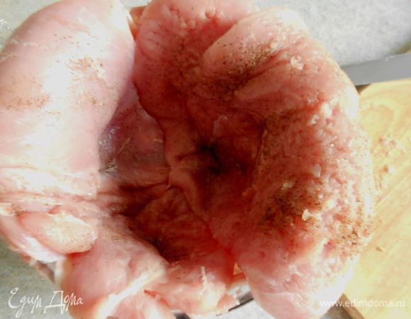 Делайте это аккуратно, не смещая бекон.  Куски мяса надо расположить встык плотно друг к другу, но не внахлёст. Проверьте, чтобы не оставалось пустот и щелей. Прижмите мясо плотно в стенкам формы.