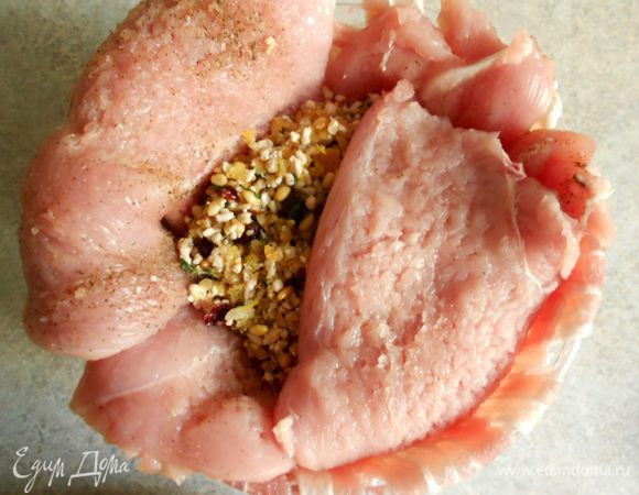Остывший фарш и начинку смешайте, приправьте солью и перцем и выложите  на мясо. Свободные края филе заверните наверх и расположите горизонтально поверх начинки в один ровный слой. 
