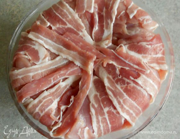 Закройте мясо свисающими полосками бекона.

Поставьте форму в разогретую до 180*С духовку на 30-40 минут.
За это время «бомба» приобретёт устойчивую форму, а из мяса начнёт выделяться сок.