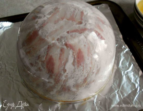  а «бомбу» переверните на противень, застеленный фольгой. Удобнее сначала накрыть её фольгой, затем противнем и всё вместе быстро перевернуть. Не обожгитесь!