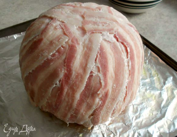 Снимите форму и верните мясо в духовку. Запекайте ещё 30-40 минут до золотисто-коричневого цвета бекона, периодически поливая его зарезервированым мясным соком. Если сверху начнёт быстро темнеть, прикройте куском фольги.