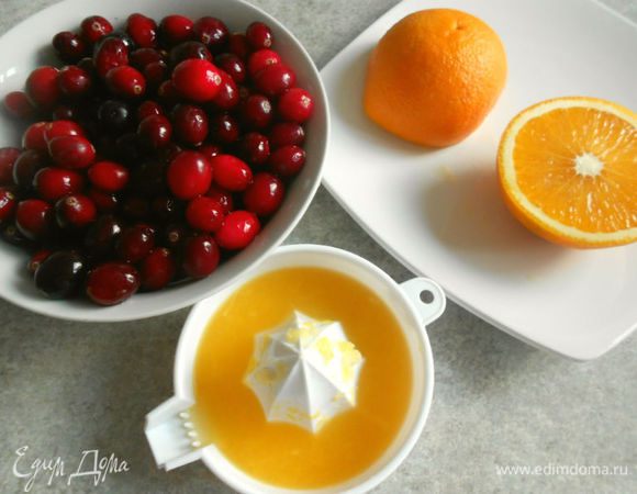 В это время приготовьте соус. Выжмите сок из апельсинов. В сотейнике нагрейте сначала оливковое масло, затем расплавьте сливочное.