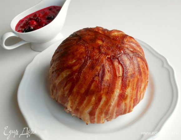 Переложите «бомбу» на блюдо, а соус в соусник. Украсьте зеленью, ягодами клюквы.