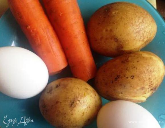 Все овощи, кроме лука, отварить поотдельности (свекла варилась слишком долго, поэтому была наказана отлучением от фотосессии). Очистить, натереть на мелкой терке (яичные белки отдельно от желтков).
Сельдь очистить от шкуры и костей и порезать на маленькие кубики.