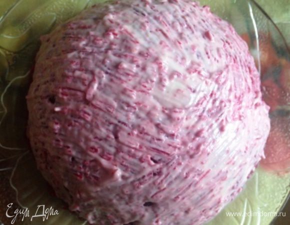 И верхним слоем распределить свеклу по всей поверхности нашего шарика. Намазать майонезом.