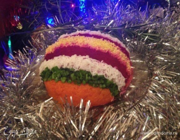 Украшаем шар на свой вкус линиями из свеклы, моркови, зеленого лука, яичных белка и желтка (или другими, на ваше усмотрение).