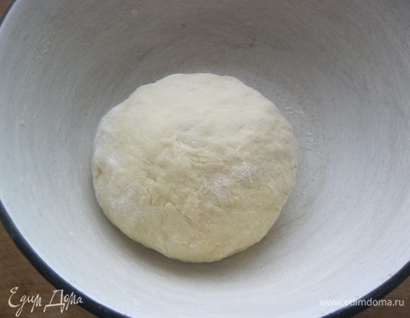 Тесто:
В теплом молоке развести дрожжи, сахар и соль, оставить на 15 минут, в теплом ( без сквозняков) месте.
Через 15 минут добавить  масло, хорошо перемешать.
Частями добавлять муку, каждый раз хорошо вымешивая.
Замесить мягкое, не липкое тесто.
Переложить тесто в миску, накрыть полотенцем и оставить на 1 час, в теплом месте.