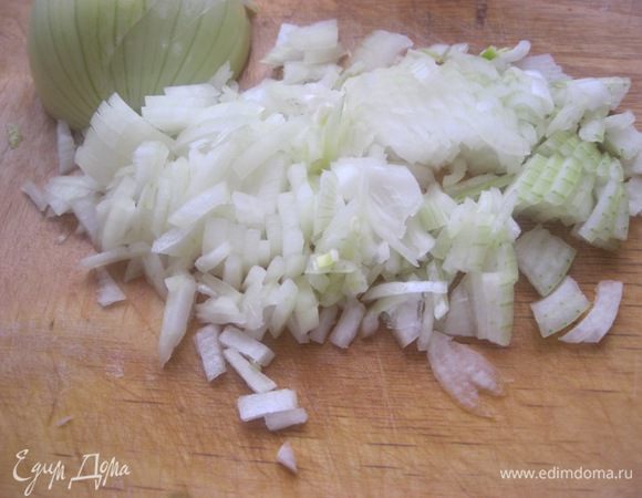 Начинка:
Лук мелко нарезать.