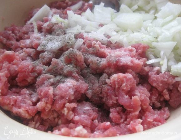 Смешать с фаршем.
Посолить, поперчить - по вкусу, хорошо перемешать.
Начинка готова.