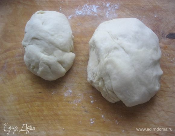 Подошедшее тесто обмять и разделить на 2 части ( одна часть чуть больше другой)
мЕньшую часть оставляем в сторону ( забываем до 13 шага).