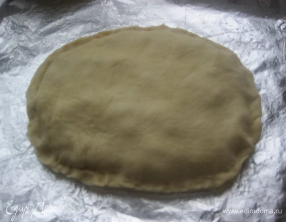 Аккуратно накрыть второй половинкой, края хорошо защипать.