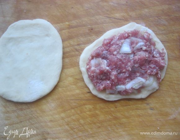 У нас осталось еще 2 небольшие части ( шаг 6).
(Из одной - мы сделаем голову нашей овечке)
Из второй копытца)

Из первой части раскатать два небольших овала ( я раскатывала примерно, пропорционально тельцу овечки),
выложить начинку, накрыть вторым овалом. края защипать.