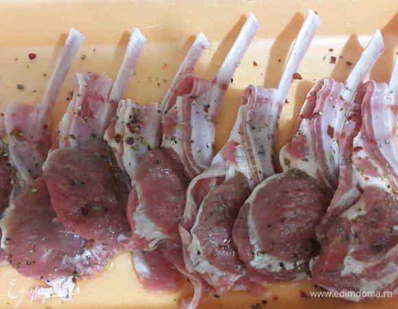 Каре ягненка маринуем. Солим, перчим, посыпаем приправами, сбрызгиваем оливковым маслом и добавляем пиво. Обмазываем и оставляем мариноваться примерно на полчаса.