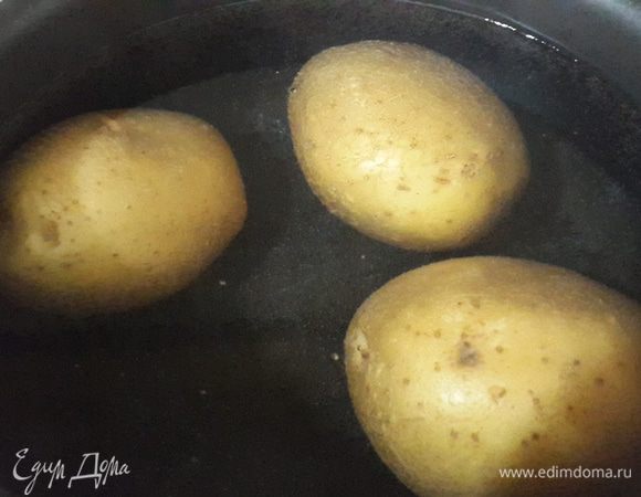 Картофель отвариваем в мундире (не развариваем), сливаем воду и даем остыть.