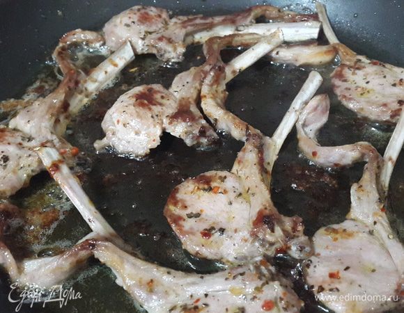 Обжариваем ребрышки на сливочном масле с двух сторон до румяной корочки.