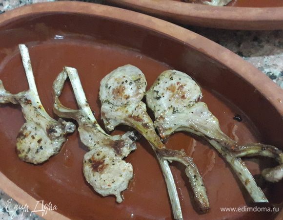 Выкладываем ребрышки на тарелки и поливаем небольшим количеством масла в котором обжаривали. Отправляем в разогретую до 180 С духовку. Периодически достаем и переворачиваем. Когда ребрышки достаточно зажарятся, убавляем температуру до 150 С.