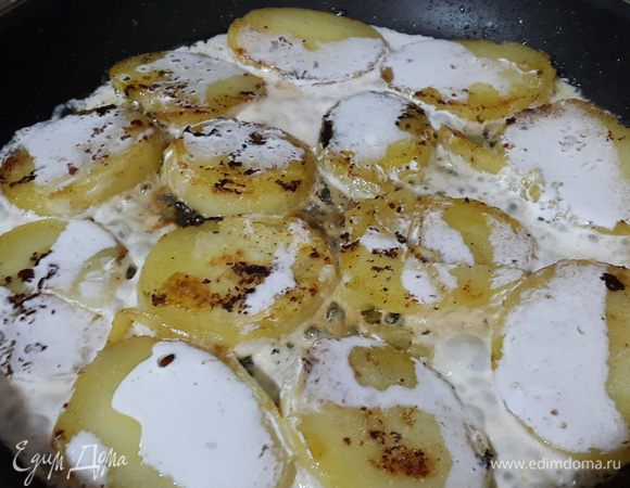 Картофель очищаем от кожицы и режем кружочками толщиной примерно 0,5см.
Обжариваем с двух сторон до румяной корочки на том же масле, на котором обжаривали ребрышки, солим. Добавляем сливки, и когда они выпарятся - выключаем огонь.