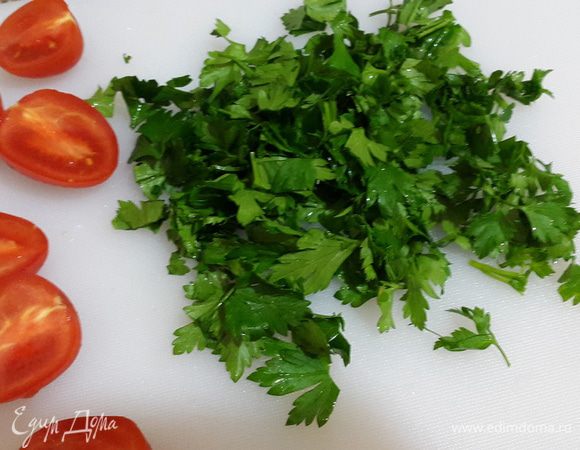 Петрушку рубим, помидоры режем пополам.