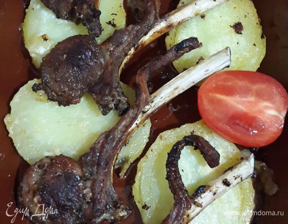 Достаем ребрышки, отодвигаем в сторону и выкладываем картофель в тарелки. Сверху выкладываем ребрышки и помидоры. Отправляем в духовку минут на 10. Затем достаем, посыпаем петрушкой и снова отправляем в духовку, но духовку выключаем. Даем немного потомиться и подаем.