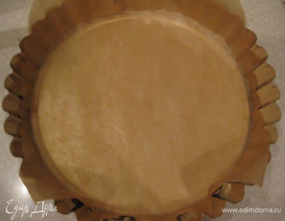 Противень застилаем пекарской бумагой.