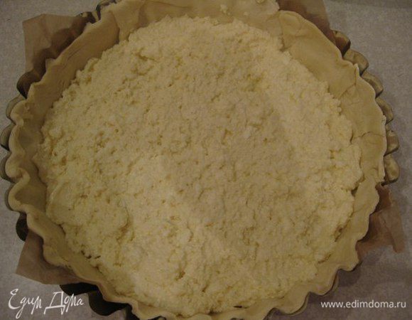 Выкладываем на тесто творожную массу. Ставим в духовку на 30 минут. После того, как вы выключили духовку, пусть еще 10 минут постоит в горячей. 