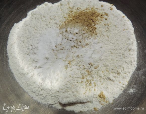Смешать соду, муку,сахар и молотый имбирь.