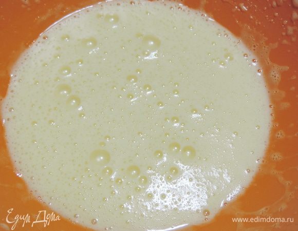 Взбиваем яйцо с медом и растительным маслом до посветления и увеличения в объеме.