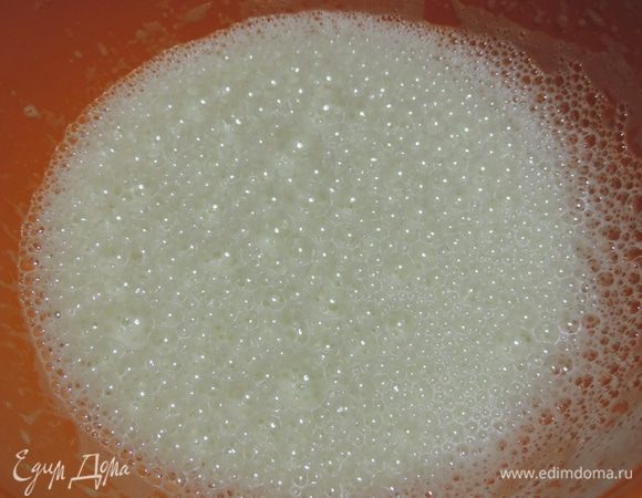 Добавить молоко и еще раз взбить. Получается пенистая очень жидкая смесь.