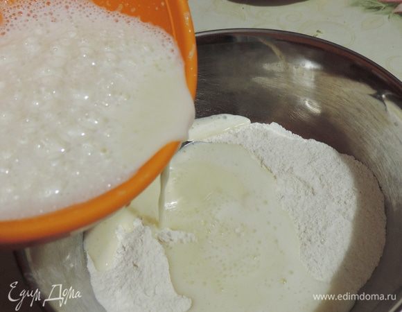 Вливаем жидкую смесь в сухие ингредиенты.