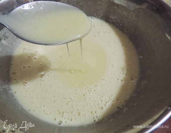 Размешиваем миксером до однородности на самой маленькой скорости. Тесто получается очень жидкое, как на тоненькие блинчики.